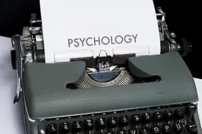 La palabra psicología se está escribiendo en una vieja máquina de escribir.